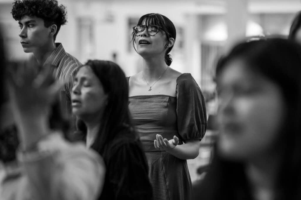 worship service diversity ethnic latino christian evangelical global